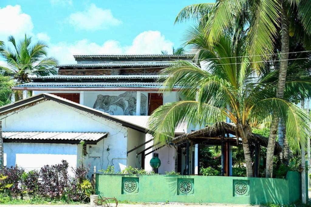 Sunrise Guest House & Restaurant Tangalle Exterior photo